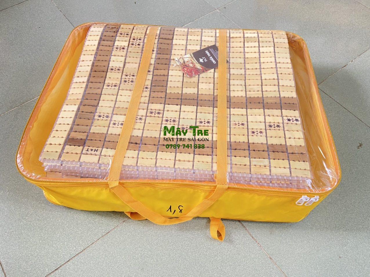 Chiếu trúc Hương Trúc Chiếu trúc Hương Trúc không chỉ là vật dụng quen thuộc mà còn là biểu tượng của sự mát mẻ và thư thái trong những ngày hè oi bức. Được làm từ những thanh trúc tự nhiên chọn lọc, chiếu trúc Hương Trúc mang đến cảm giác êm ái, dễ chịu, giúp bạn dễ dàng chìm vào giấc ngủ sâu.
