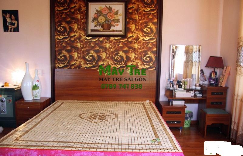 Chiếu trúc Hương Trúc Điểm đặc biệt của chiếu trúc Hương Trúc chính là mùi hương tự nhiên, nhẹ nhàng thoang thoảng từ trúc tươi, tạo cảm giác thư giãn và dễ chịu. Sản phẩm được gia công tỉ mỉ, đảm bảo độ bền và tính thẩm mỹ cao.